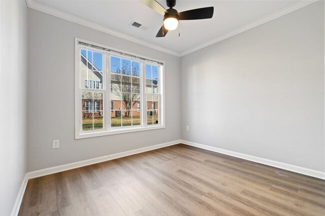 Building Photo - Ground-Level 2BR Condo with Community Pool!