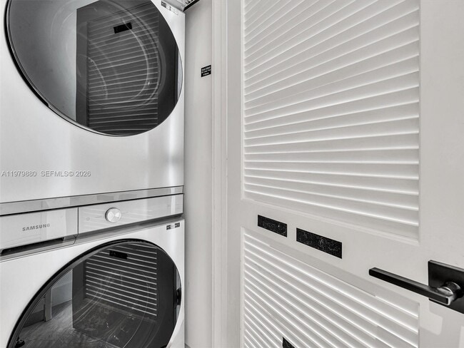 Building Photo - 121 NE 34th St