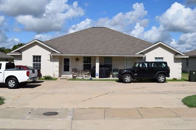 Building Photo - AUG PRE-LEASE! 3 Bed/3 Bath Duplex with Hu...