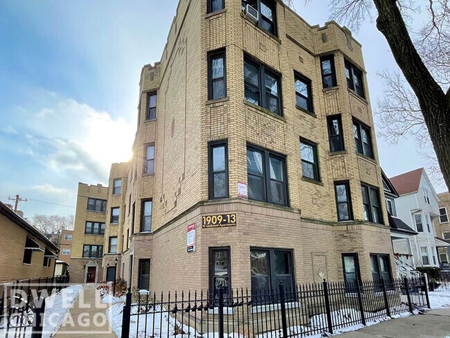 Building Photo - 1911 W Larchmont Ave