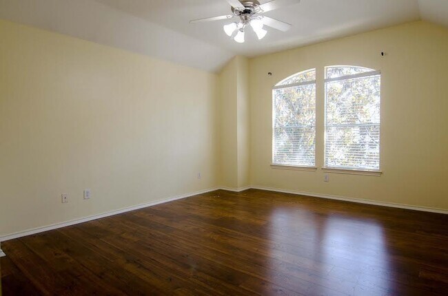 Building Photo - 1534 Sutton St
