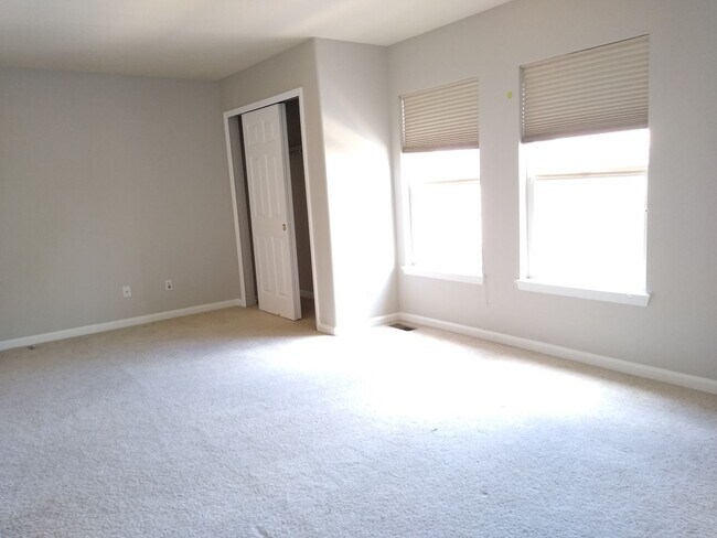 Building Photo - Fabulous Townhome Near Cherry Creek State ...