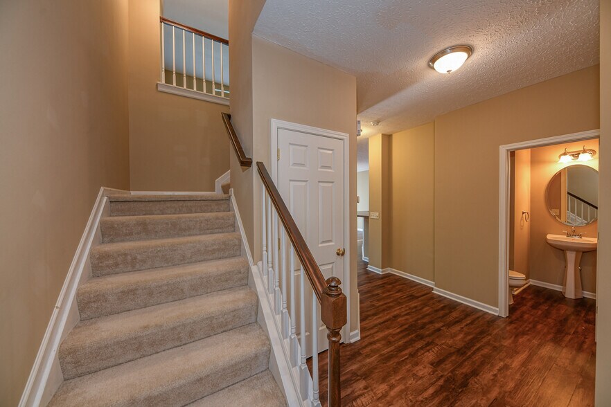 Building Photo - 5845 Crescent Ridge Dr