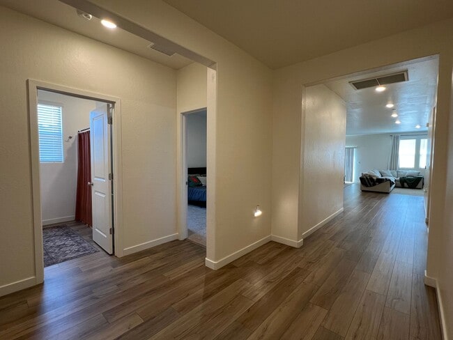 Building Photo - Three bedrooms and two bathrooms in Hanford, CA