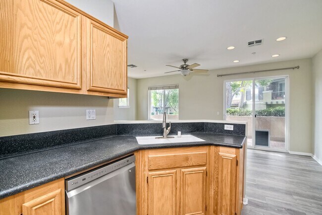 Building Photo - Immaculate Town Home in the Valencia Commu...