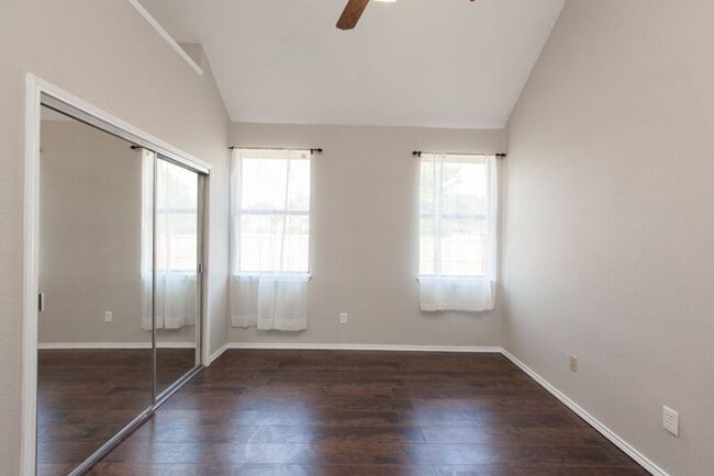 Building Photo - 653 Spring Valley Rd