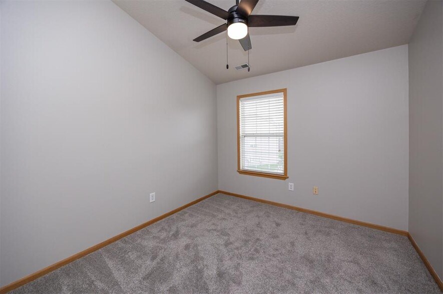 1st Guest Bedroom - 928 NE Kamies Ln