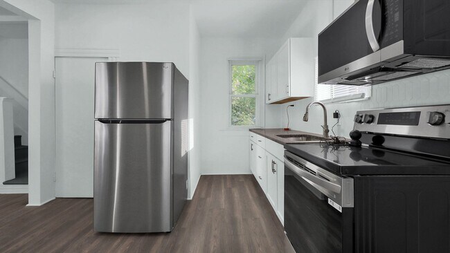 Building Photo - 130 Chicago Ave