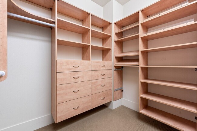 Building Photo - Modernly Elegant Townhome w/ 2 Primary Suites +2.5 bathrooms in Beautiful Peterkort!