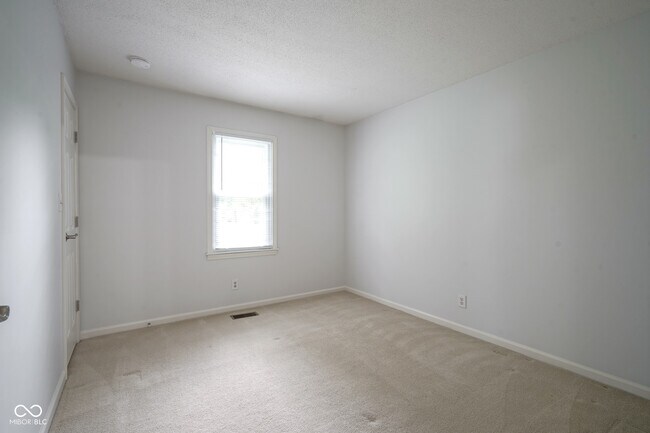 Building Photo - 10924 Lakeshore Dr W