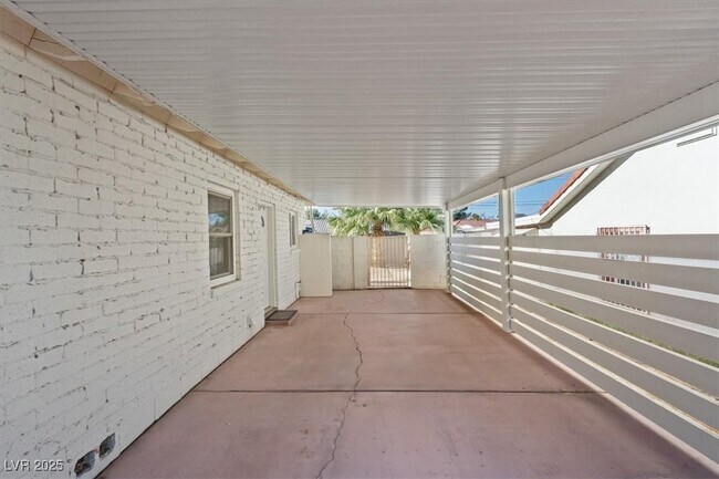 Building Photo - 1609 Chapman Dr