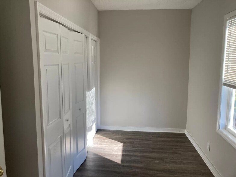 Building Photo - 727 N Maple St