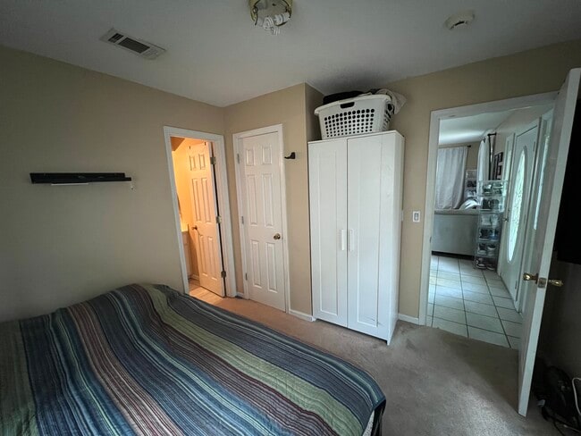 Building Photo - 2116 Harris Dr