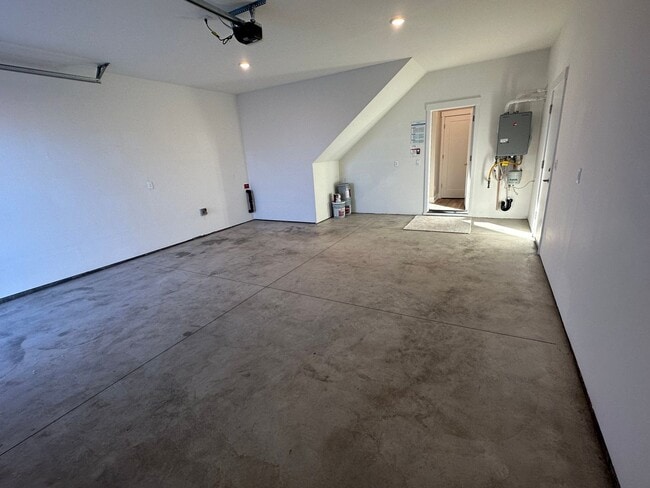 Building Photo - New Pahlisch Home in Petrosa! Pets Welcome...