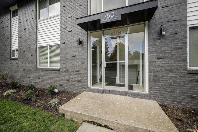 Building Photo - 1 Month Free, newly renovated Overland Par...