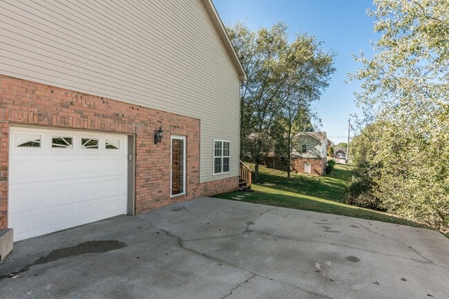 Building Photo - 4 bedroom Home Sumner County Schools