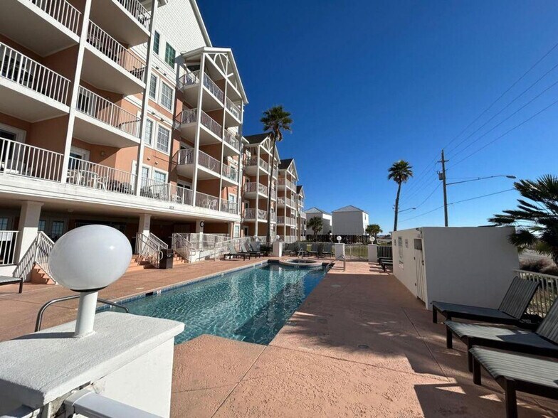 Building Photo - 572 E Beach Blvd