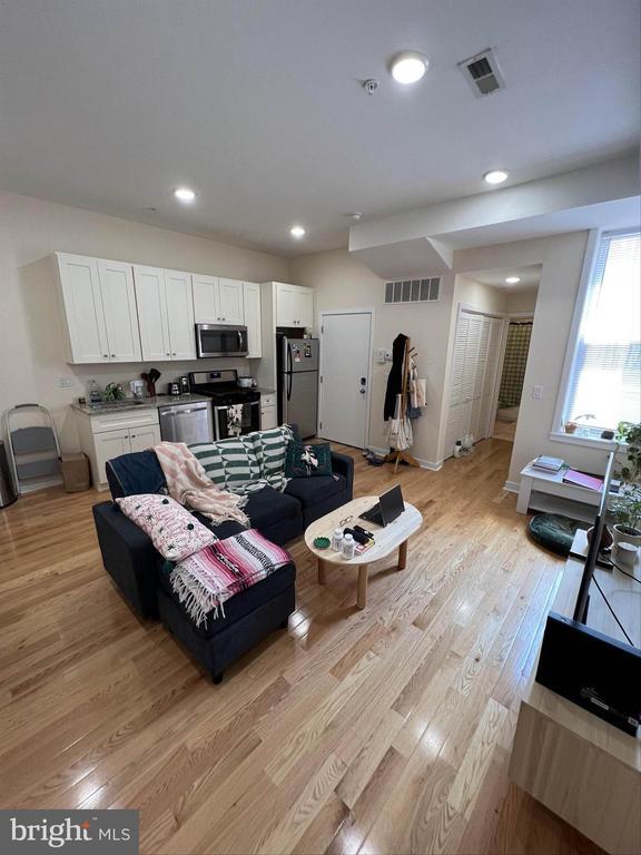 Building Photo - 1926 W Girard Ave