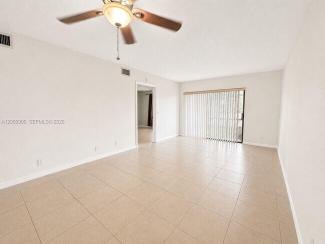 Building Photo - 6585 Somerset Dr
