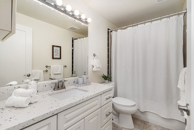 Building Photo - Updated Bellevue Condo in Racquet Club — P...