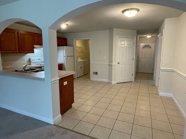 Building Photo - Shelby Twp 2-bedroom, 2-bath condo-style, ...
