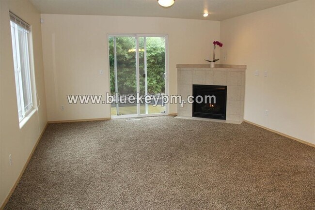 Building Photo - 3 bedroom 2.5 bath home in Errol Heights