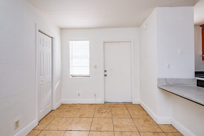 Building Photo - Charming 1-Bedroom Apartment in the Heart ...