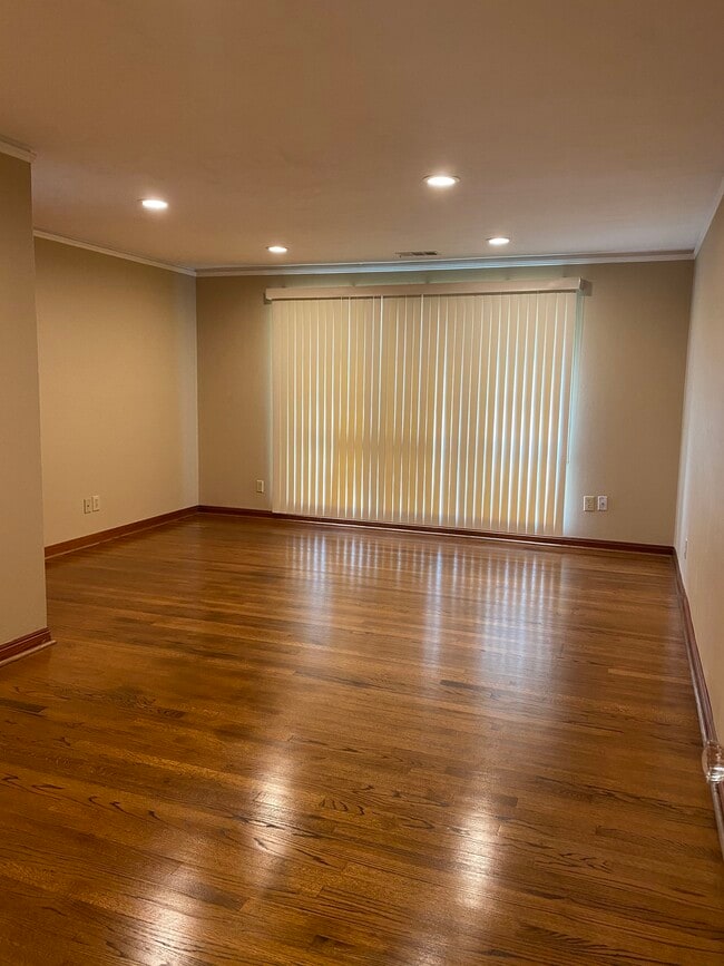 Building Photo - 2115 Gardenia Dr