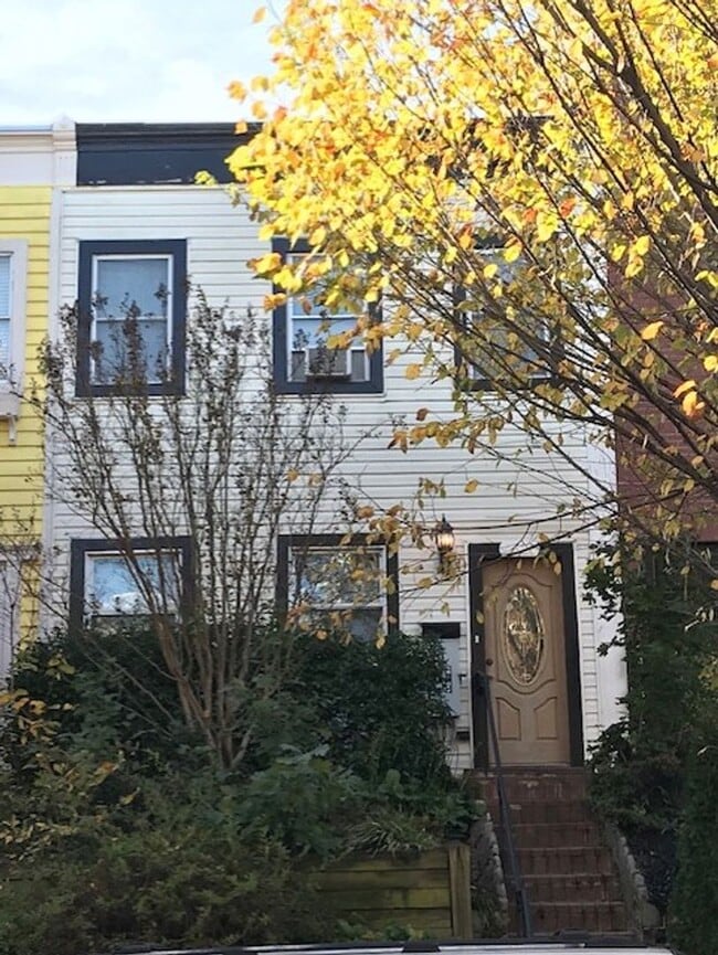 Building Photo - 2 Bed 2.5 Bath row house located just a short distance from RFK stadium in NE Washington, DC.