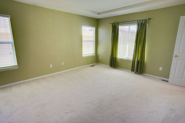 Building Photo - Spacious 4-Bedroom Home in Prime Littleton...