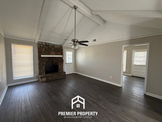 Building Photo - 3-Bedroom Single-Family Home for Rent in Memphis, TN - Vaulted Ceilings & Fenced Backyard