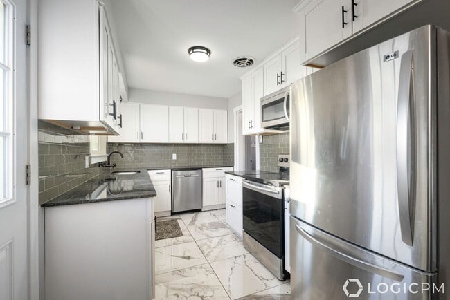 Building Photo - Stunning Single Family Home In Amazing Mou...