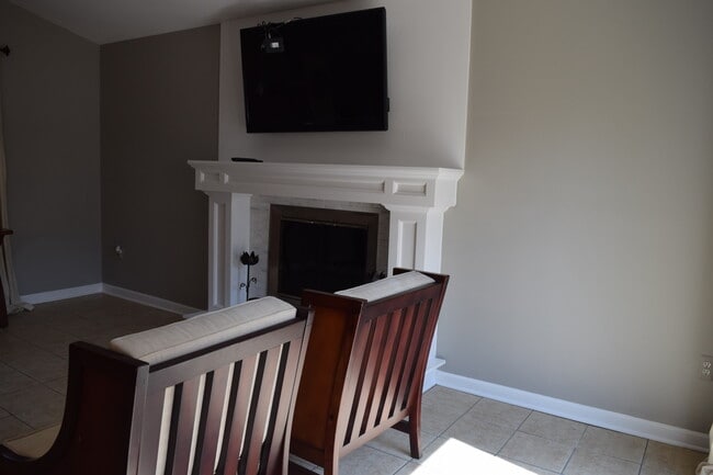 Building Photo - BEAUTIFULLY RENOVATED AND SPACIOUS COLONIA...