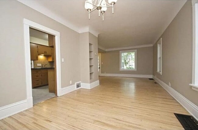Building Photo - Gorgeous 5 Bedroom Home in Coveted SE Neig...