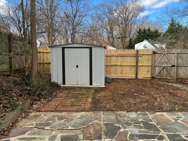 Building Photo - Lovely Split Level Close to Walter Reed, N...