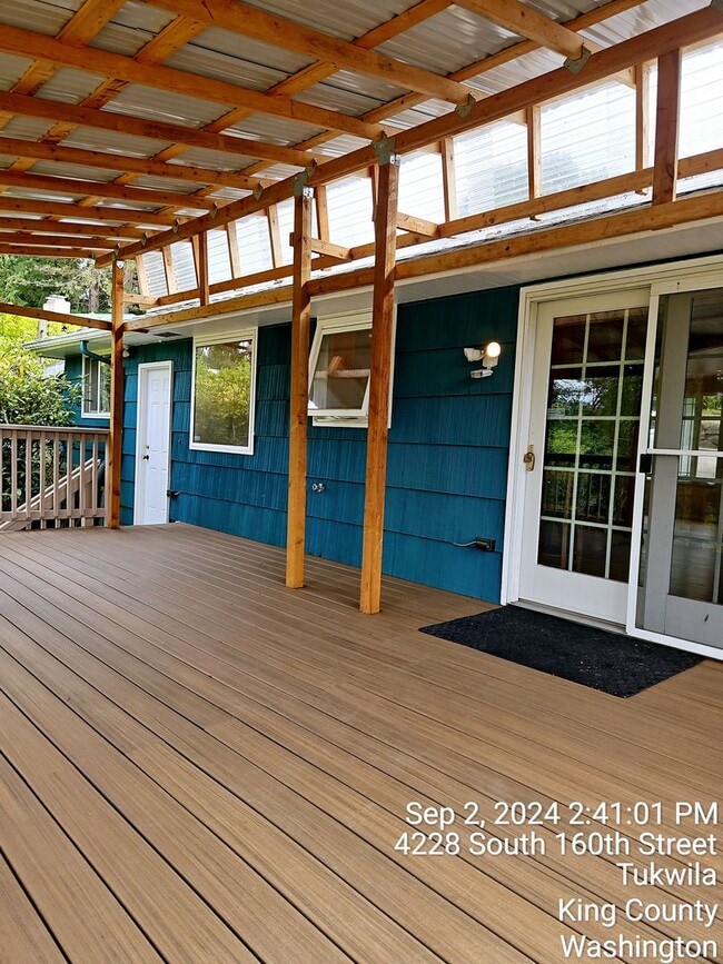 Building Photo - Tukwila/SeaTac daylight rambler - large home for rent - 4 bedrooms 2 bathrooms with 2 kitchens - ...