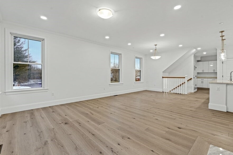 Building Photo - 19 Lily Pond Ln