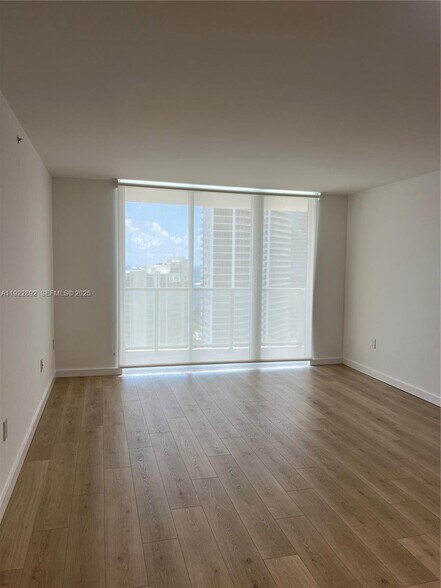 Building Photo - 1155 Brickell Bay Dr