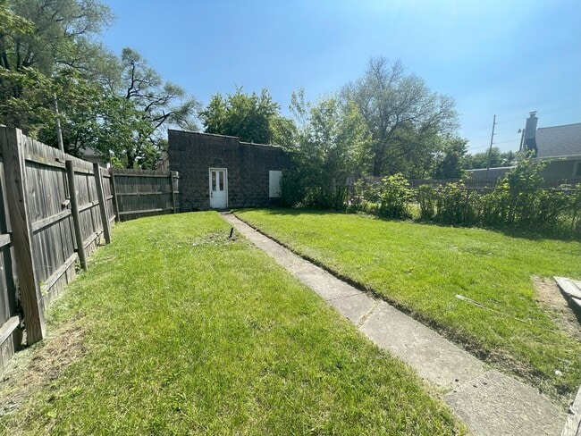 Building Photo - 915 Nesslewood Ave