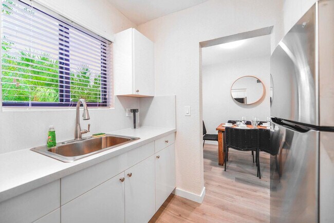 Building Photo - 700 SW 11th Ave