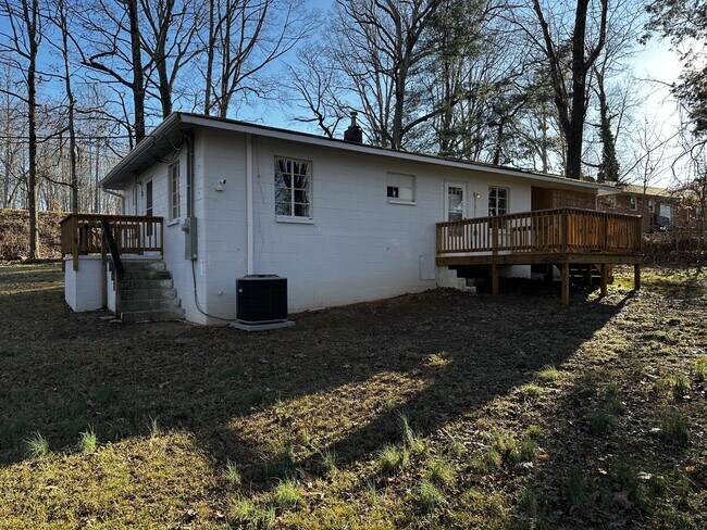 Building Photo - 3056 E Main St Ext