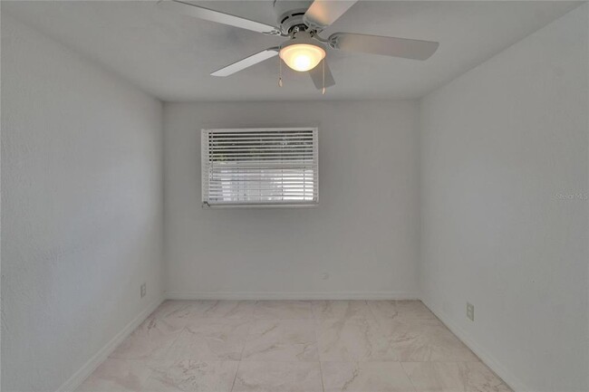 Building Photo - 802 W Russell Dr