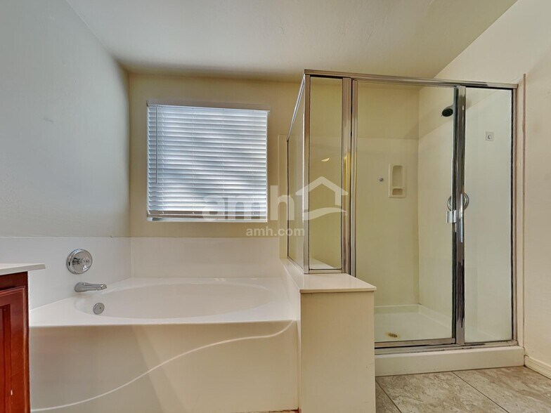 Building Photo - 2033 W Vineyard Plains Dr