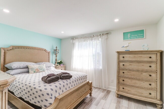 Building Photo - Fully Furnished 4-Bedroom Pool Home with Golf Course Views in Northdale