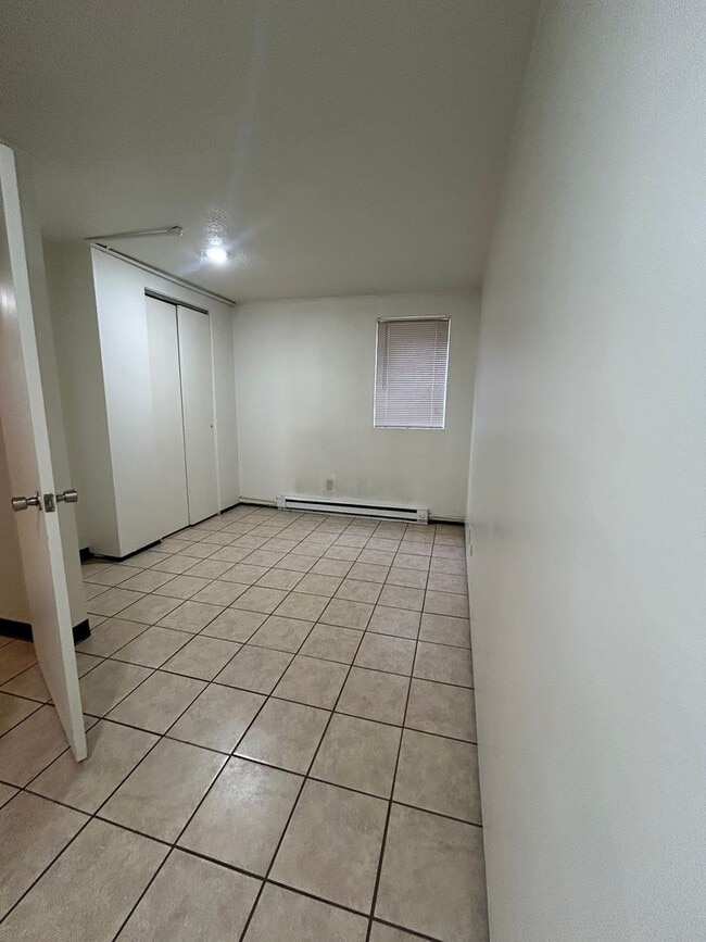 Building Photo - 1 Bedroom, 1 Bathroom Apartment