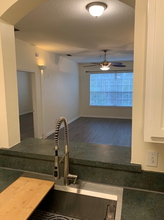 Building Photo - 10550 Baymeadows Rd