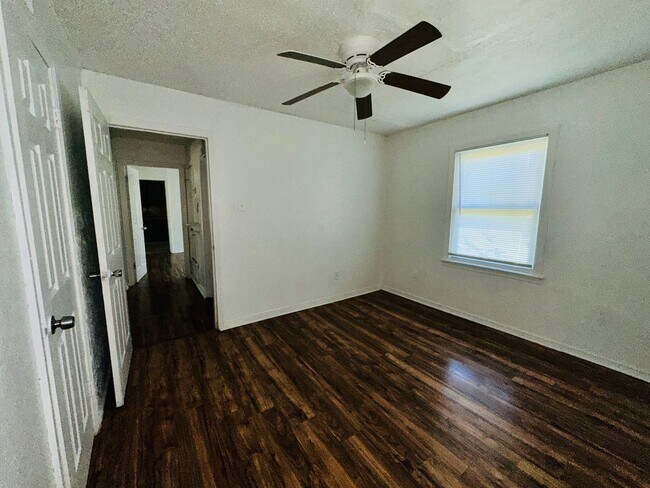 Building Photo - 3 bed, 1 bath with large fenced back yard, w/d connections