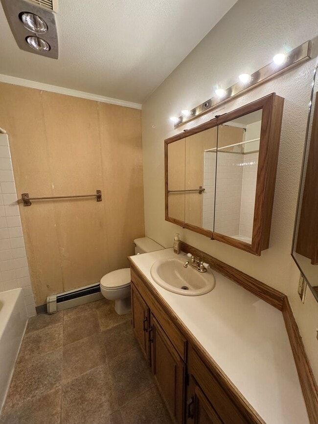 Building Photo - 2 bed/ 1 bath condo in UMED
