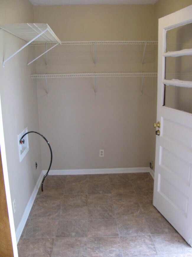 Building Photo - 531 Eddie Ln