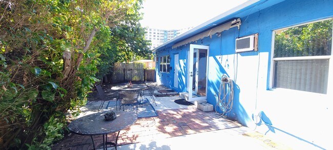 Building Photo - 400 Sunset Dr